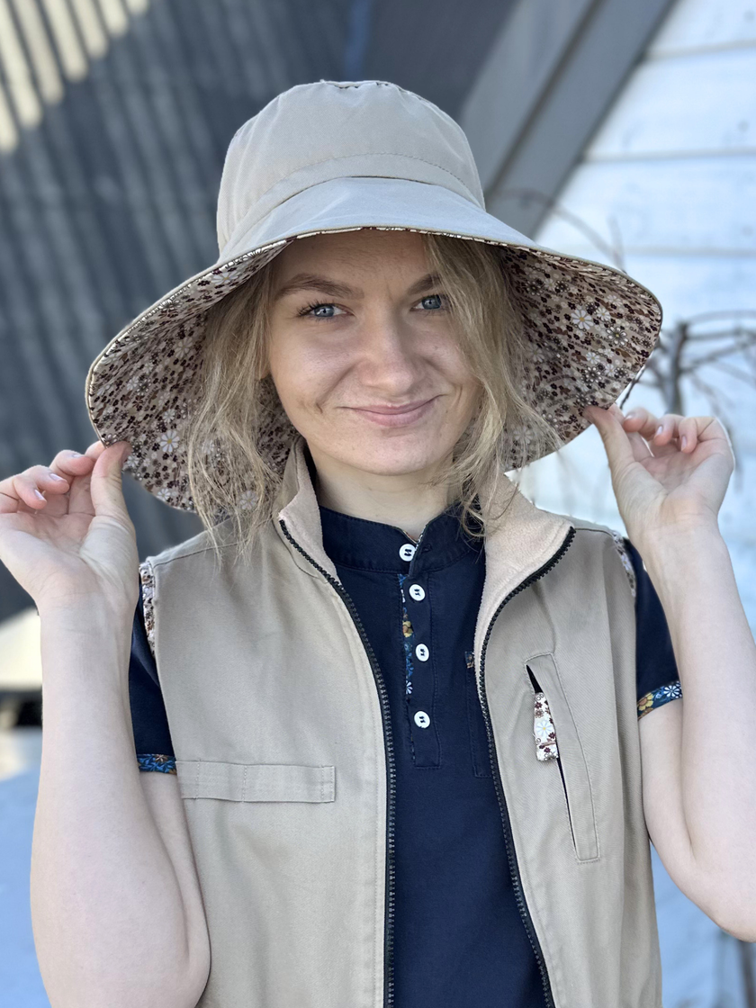 Gėlėta sodininkės skrybelė (smėlinė)