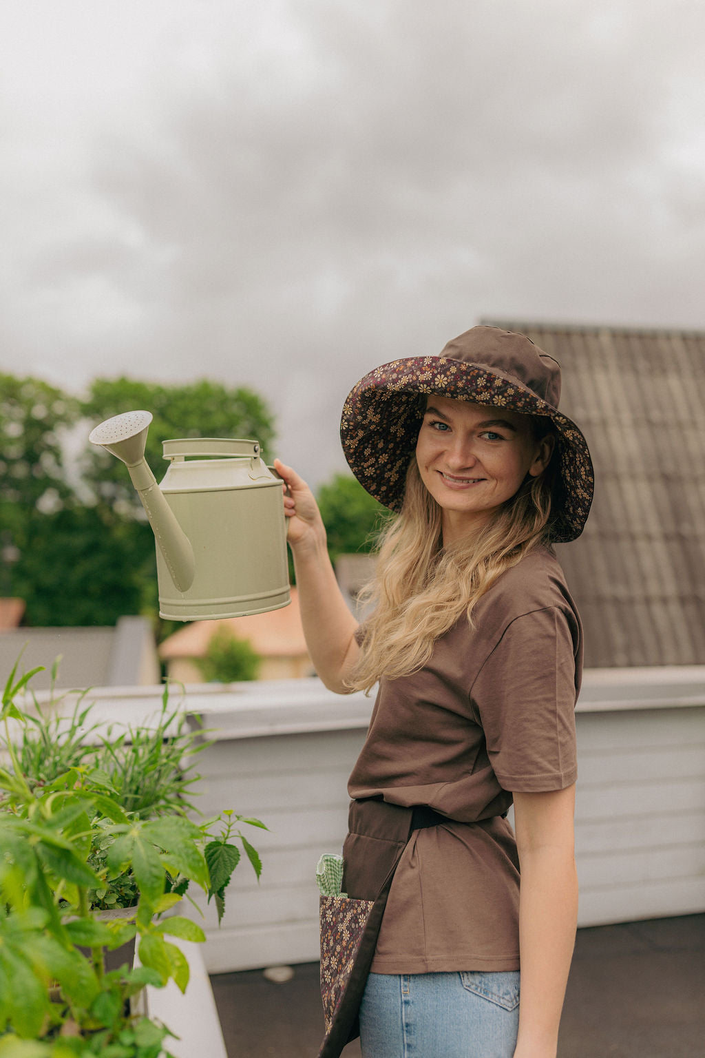 Floral gardener's hat (sand)