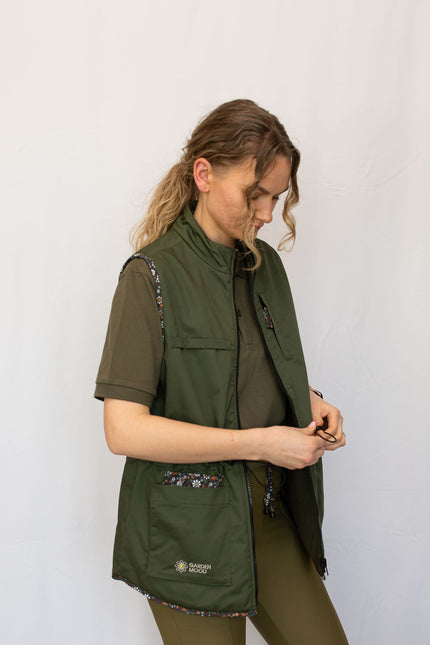 Reversible garden vest with pockets
