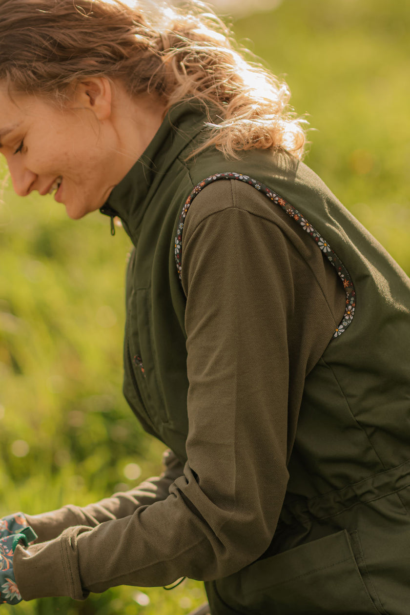 Reversible garden vest with pockets