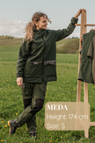 Gėlėta sodo striukė žalia — Meda, 174 cm, dėvi S dydį pievoje prie drabužių stovo