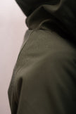 Gėlėtos sodo striukės žalios softshell audinys — vandens lašai rieda nuo paviršiaus
